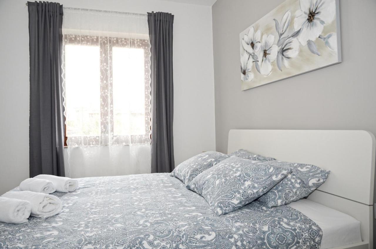 Family Friendly Apartments With A Swimming Pool Povljana, Pag - 244 외부 사진