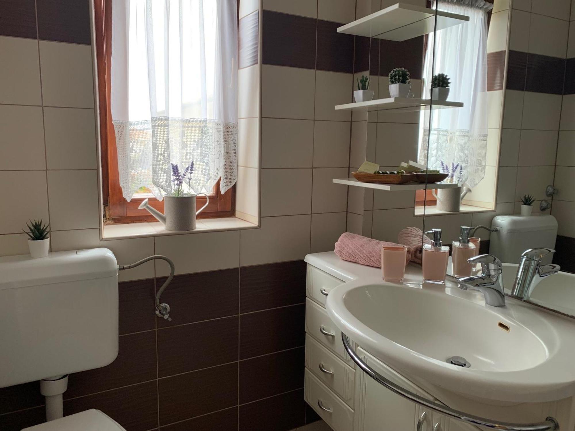 Family Friendly Apartments With A Swimming Pool Povljana, Pag - 244 객실 사진